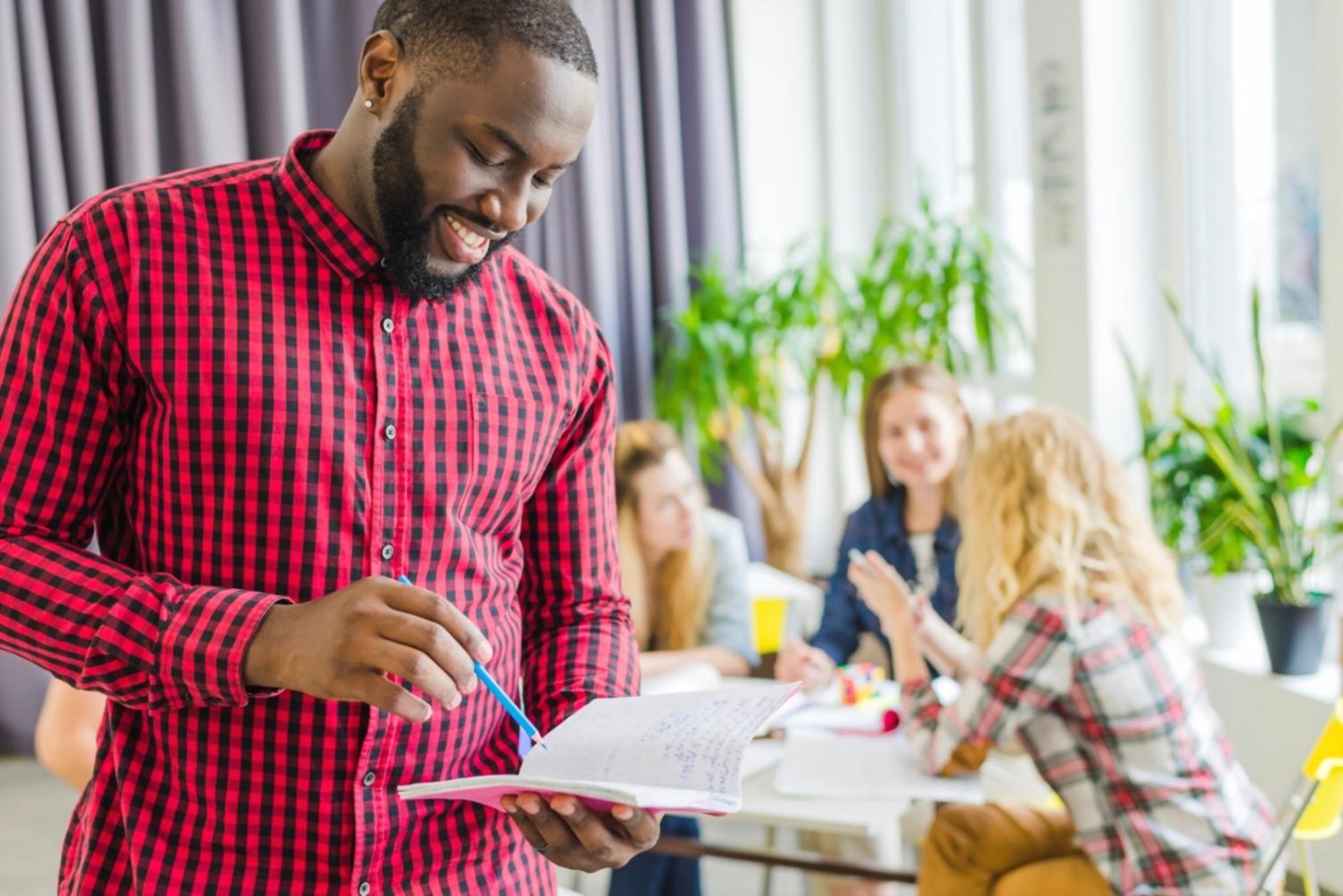 Teilnehmer beim gemeinsamen Arbeiten an Budgetanalysen